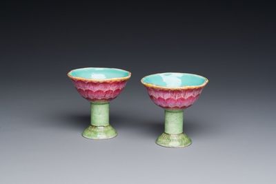 Paire de bols sur piédouche en forme de lotus en porcelaine de Chine famille rose, Yongzheng