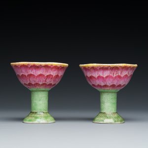 Paire de bols sur piédouche en forme de lotus en porcelaine de Chine famille rose, Yongzheng — photo 2