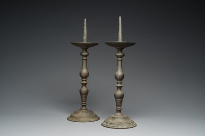 Paire de bougeoirs en bronze à patine naturelle, France, 17ème