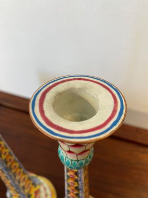 Paire de bougeoirs en émaux de Canton à décor de lotus, Yongzheng — photo 4