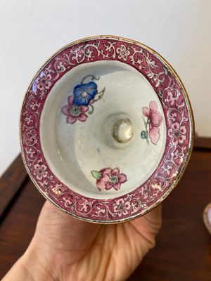 Paire de bougeoirs en émaux de Canton à décor de lotus, Yongzheng — photo 6