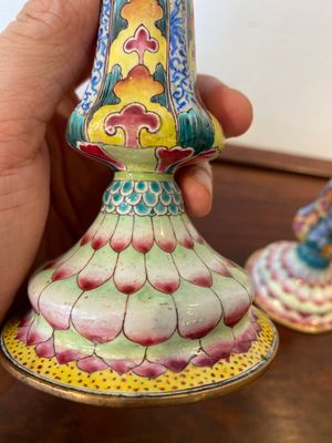 Paire de bougeoirs en émaux de Canton à décor de lotus, Yongzheng — photo 7