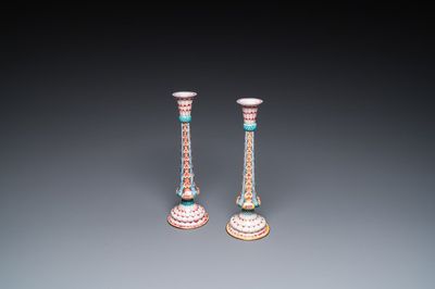Paire de bougeoirs en émaux de Canton à décor de lotus, Yongzheng