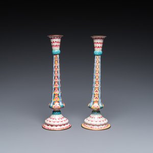 Paire de bougeoirs en émaux de Canton à décor de lotus, Yongzheng — photo 3