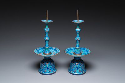 Paire de bougeoirs en émaux de Canton à fond bleu léger, Chine, Yongzheng