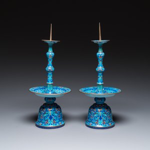 Paire de bougeoirs en émaux de Canton à fond bleu léger, Chine, Yongzheng — photo 2