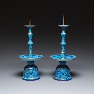 Paire de bougeoirs en émaux de Canton à fond bleu léger, Chine, Yongzheng — photo 3
