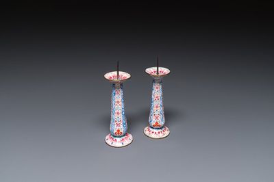 Paire de bougeoirs en émaux de Canton, Chine, Yongzheng/Qianlong
