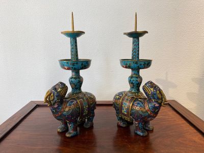 Paire de bougeoirs en forme de pixiu en émaux cloisonnés, Chine, Qing — photo 1