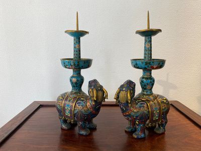 Paire de bougeoirs en forme de pixiu en émaux cloisonnés, Chine, Qing — photo 2