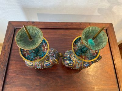 Paire de bougeoirs en forme de pixiu en émaux cloisonnés, Chine, Qing — photo 4
