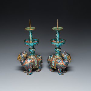 Paire de bougeoirs en forme de pixiu en émaux cloisonnés, Chine, Qing — photo 1
