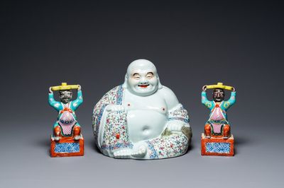Paire de bougeoirs et un Bouddha en porcelaine de Chine famille rose, 19/20ème