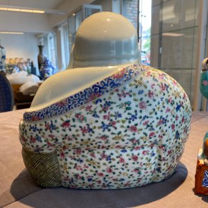 Paire de bougeoirs et un Bouddha en porcelaine de Chine famille rose, 19/20ème — photo 11