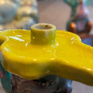 Paire de bougeoirs et un Bouddha en porcelaine de Chine famille rose, 19/20ème — photo 14