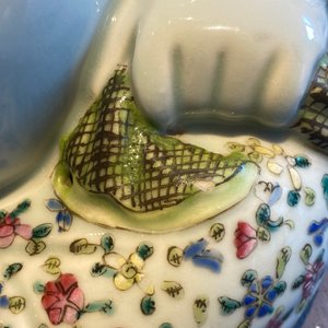 Paire de bougeoirs et un Bouddha en porcelaine de Chine famille rose, 19/20ème — photo 26