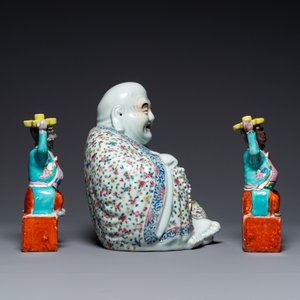 Paire de bougeoirs et un Bouddha en porcelaine de Chine famille rose, 19/20ème — photo 3