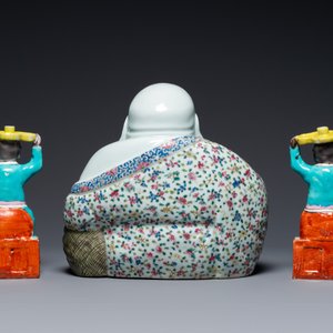 Paire de bougeoirs et un Bouddha en porcelaine de Chine famille rose, 19/20ème — photo 4