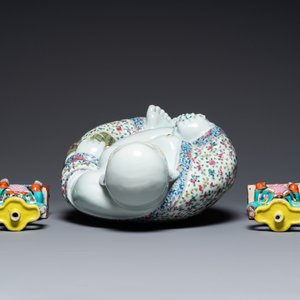 Paire de bougeoirs et un Bouddha en porcelaine de Chine famille rose, 19/20ème — photo 7
