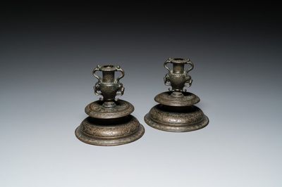Paire de bougeoirs italiens en bronze gravé, probablement Venise, 16ème