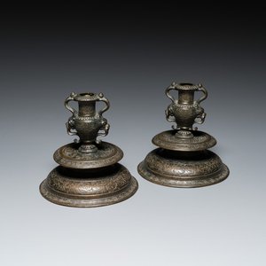 Paire de bougeoirs italiens en bronze gravé, probablement Venise, 16ème — photo 1