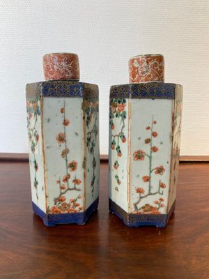Paire de bouteilles de forme hexagonale en porcelaine de Chine famille verte, Kangxi — photo 2