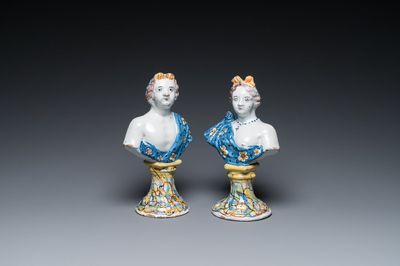 Paire de bustes sur socles en imitation de marbre en faïence polychrome de Delft, 18ème