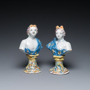 Paire de bustes sur socles en imitation de marbre en faïence polychrome de Delft, 18ème — photo 1