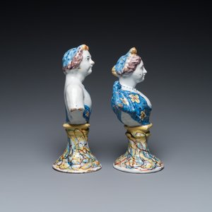 Paire de bustes sur socles en imitation de marbre en faïence polychrome de Delft, 18ème — photo 3