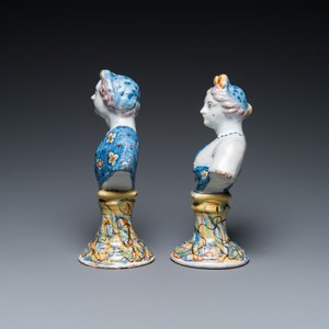Paire de bustes sur socles en imitation de marbre en faïence polychrome de Delft, 18ème — photo 5