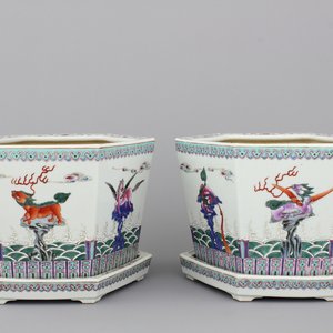 Paire de cache-pots avec support en porcelaine de Chine, famille rose, 19e-20e — photo 1