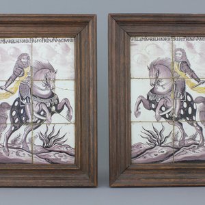 Paire de carreaux muraux rare en faïence de Delft, manganèse et jaune, décor portraits de cavaliers royaux, 1e moitié 18e — photo 1
