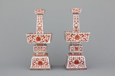 Paire de chandeliers d'autel en porcelaine de Chine décorés avec du corail rouge, 19e