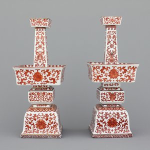 Paire de chandeliers d'autel en porcelaine de Chine décorés avec du corail rouge, 19e — photo 1
