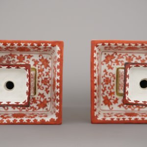 Paire de chandeliers d'autel en porcelaine de Chine décorés avec du corail rouge, 19e — photo 7