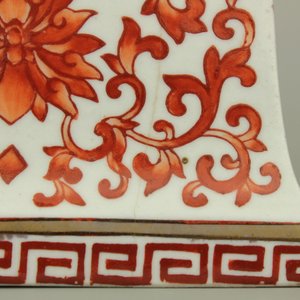 Paire de chandeliers d'autel en porcelaine de Chine décorés avec du corail rouge, 19e — photo 9