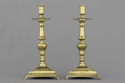 Paire de chandeliers en bronze à bases triangulaires, Espagne, 17e