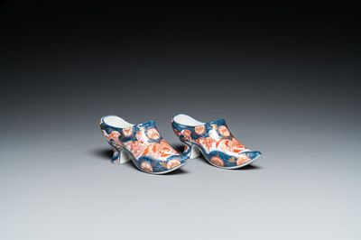 Paire de chaussures miniatures en porcelaine de style Imari d'après un modèle de Delft, probablement Samson, France, 19ème