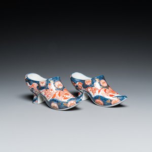 Paire de chaussures miniatures en porcelaine de style Imari d'après un modèle de Delft, probablement Samson, France, 19ème — photo 1