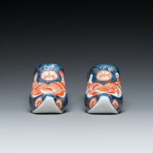 Paire de chaussures miniatures en porcelaine de style Imari d'après un modèle de Delft, probablement Samson, France, 19ème — photo 4