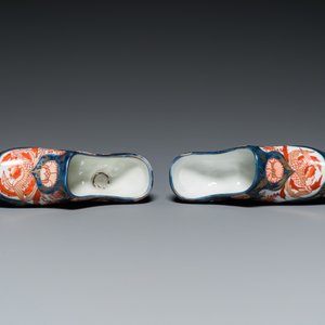 Paire de chaussures miniatures en porcelaine de style Imari d'après un modèle de Delft, probablement Samson, France, 19ème — photo 6