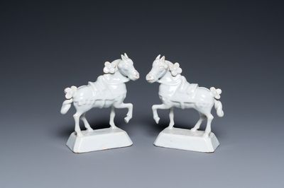 Paire de chevaux en faïence blanche de Delft, 18ème