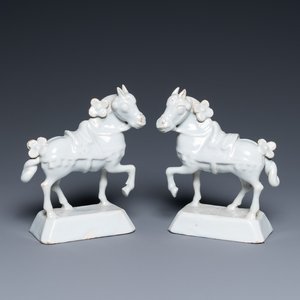 Paire de chevaux en faïence blanche de Delft, 18ème — photo 1