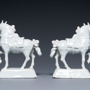 Paire de chevaux en faïence blanche de Delft, 18ème — photo 4