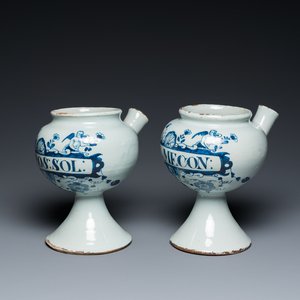 Paire de chevrettes en faïence en bleu et blanc dans le style de Delft, Angleterre, probablement Londres, 18ème — photo 1