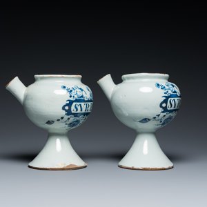 Paire de chevrettes en faïence en bleu et blanc dans le style de Delft, Angleterre, probablement Londres, 18ème — photo 4