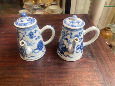 Paire de chocolatières et trois terrines en porcelaine de Chine en bleu et blanc, Qianlong — photo 1