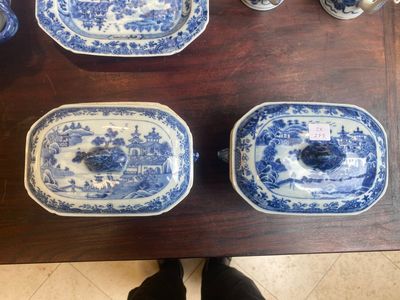 Paire de chocolatières et trois terrines en porcelaine de Chine en bleu et blanc, Qianlong — photo 12