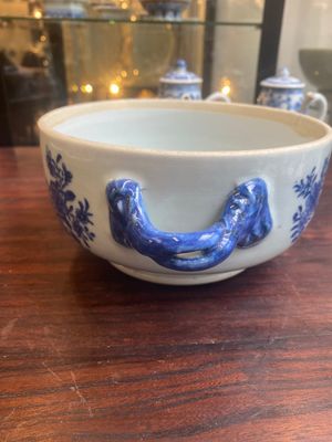 Paire de chocolatières et trois terrines en porcelaine de Chine en bleu et blanc, Qianlong — photo 9