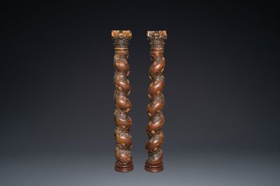 Paire de colonnes en bois sculpté de pampres de vigne, 18ème